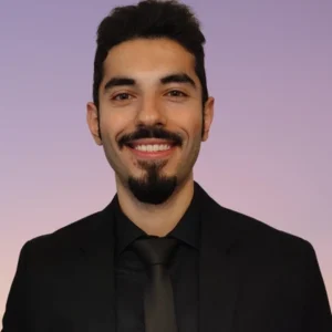 Kapalı ağ kurumsal ortamlarda Private AI sistemleri geliştiren ve mimari tasarımlar yapan Dr. Onur Akgün.